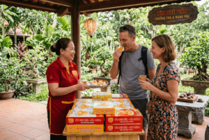Với người Việt, bánh pía sầu riêng có thể đã rất quen thuộc. Nhưng với du khách nước ngoài, đây lại là một trải nghiệm hoàn toàn mới.