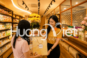Hương Việt Mart là địa điểm mua sắm mà khách du lịch mỗi khi ghé đều có thể tham quan và chọn lựa