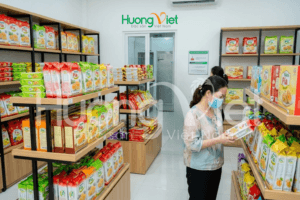 Khi mua bánh pía trực tiếp, hãy quan sát nơi trưng bày và cách sắp xếp sản phẩm.